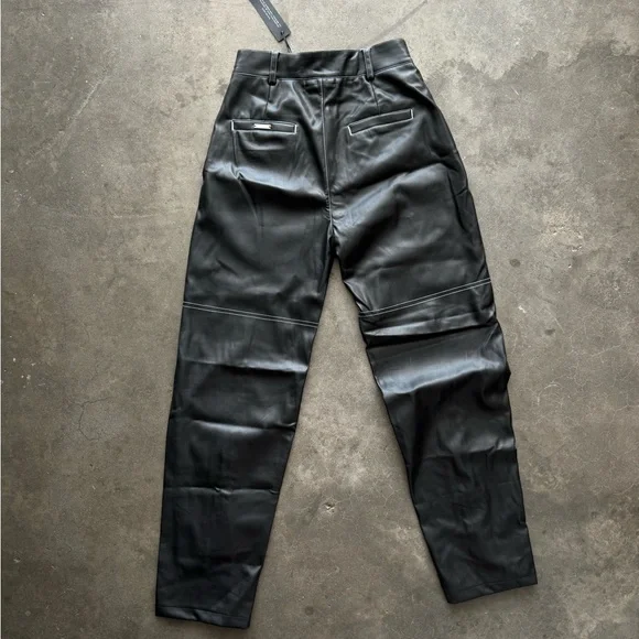 Maniere de Voir adjustable size faux leather - Picture 2 of 6